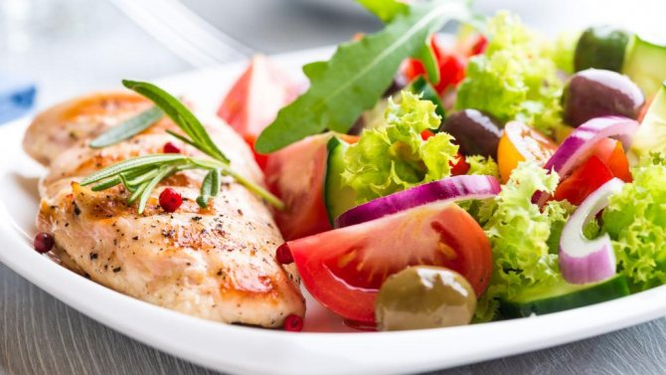 蛋白质饮食中的蔬菜沙拉和鱼