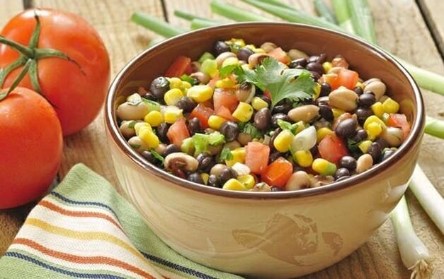 在适当的营养减肥时，饮食蔬菜沙拉可以包含在菜单中