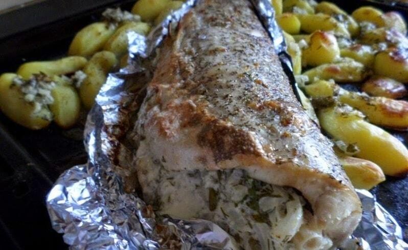 胰腺炎的美味午餐选择是用箔纸烤制的梭子鱼
